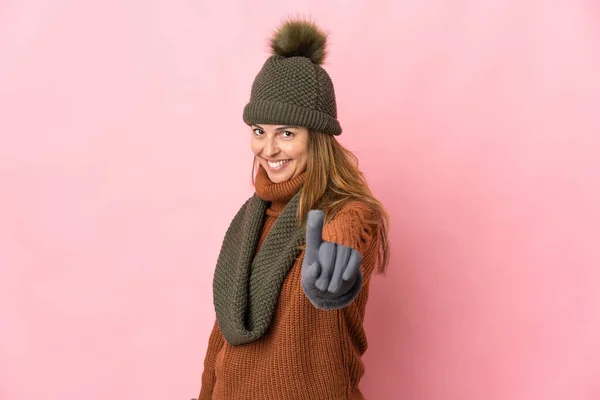 Medelålders Kvinna Med Vinter Hatt Isolerad Rosa Bakgrund Visar Och — Stockfoto