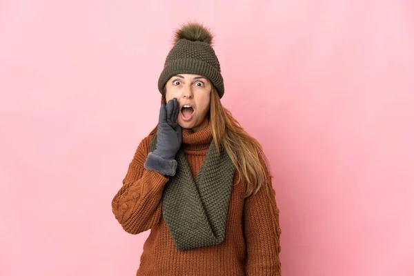 Medelålders Kvinna Med Vinter Hatt Isolerad Rosa Bakgrund Med Överraskning — Stockfoto