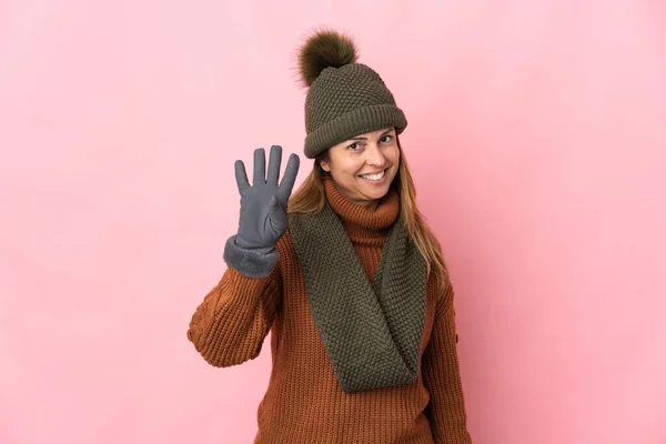 Mulher Meia Idade Com Chapéu Inverno Isolado Fundo Rosa Feliz — Fotografia de Stock