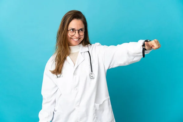 Medelåldern Brasiliansk Läkare Kvinna Isolerad Blå Bakgrund Ger Tummen Upp — Stockfoto