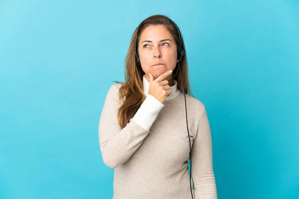 Young Telemarketer Woman Isolated Blue Background Having Doubts Thinking — Stock Photo, Image