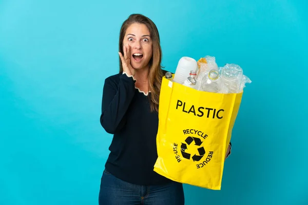 Mujer Brasileña Mediana Edad Sosteniendo Una Bolsa Llena Botellas Plástico —  Fotos de Stock