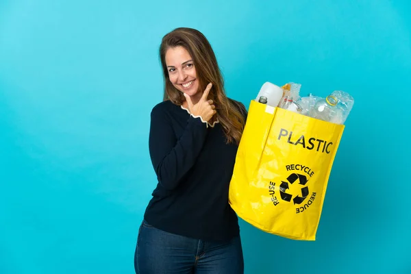 Medelålders Brasiliansk Kvinna Håller Påse Full Plastflaskor För Att Återvinna — Stockfoto