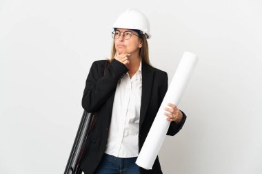 Miğferli orta yaşlı bir mimar kadın izole edilmiş geçmişinin planlarını tutuyor.