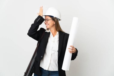 Miğferi olan orta yaşlı bir mimar, izole edilmiş arka plan üzerinde planları olan bir kadın bir şey fark etti ve çözüme niyetlendi.