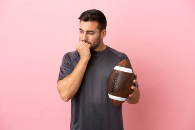 Pembe arka planda ragbi oynayan Kafkasyalı genç adamın şüpheleri var.