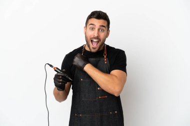 Dövmeci adam beyaz arka planda zaferi kutluyor.