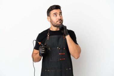 Dövme sanatçısı beyaz arka planda izole edilmiş şüpheleri ve düşünceleri var