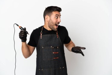 Dövme sanatçısı beyaz arkaplan üzerinde yalıtılmış sürpriz ifade yan bakarken