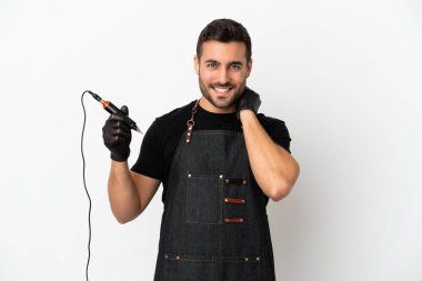 Dövmeci adam beyaz arka planda yalnız gülüyor.