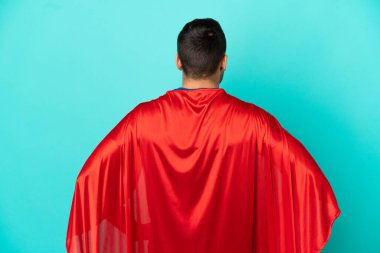 Süper kahraman beyaz adam arka planda mavi arka planda izole edildi.