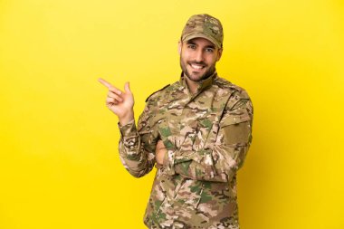 Sarı arka planda izole edilmiş bir asker var.