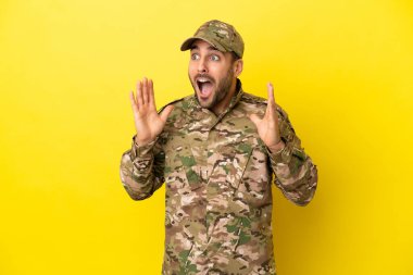 Asker, sarı arka planda izole edilmiş, şaşırmış bir yüz ifadesi var.