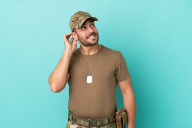 Mavi arka planda izole edilmiş künyeli ordu bir fikir düşünüyor.