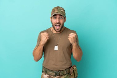 Mavi arka planda izole edilmiş künyeli ordu galibiyeti kutluyor.