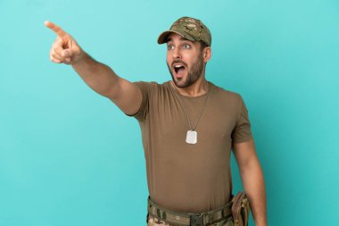 Mavi arka planda izole edilmiş künyeli ordu.