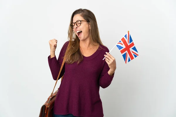 Бразилька Средних Лет Флагом Великобритании Белом Фоне Празднует Победу — стоковое фото