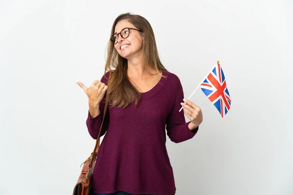 Бразильская Женщина Средних Лет Держащая Флаг Великобритании Белом Фоне Указывает — стоковое фото