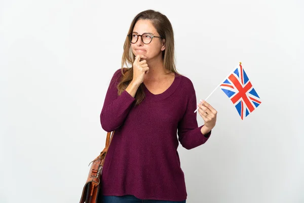 Brasilianerin Mittleren Alters Mit Einer Britischen Flagge Auf Weißem Hintergrund — Stockfoto