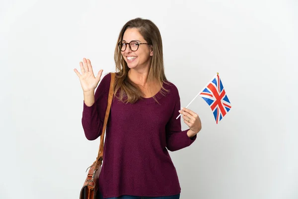 Бразилька Средних Лет Флагом Великобритании Белом Фоне Салютующая Счастливым Выражением — стоковое фото