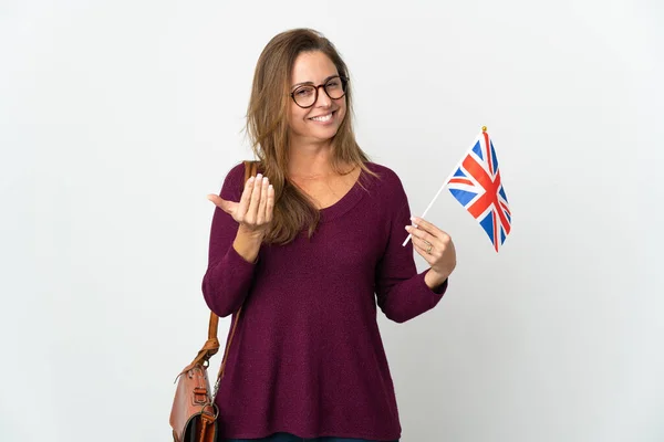 Бразильская Женщина Средних Лет Флагом Великобритании Белом Фоне Приглашает Прийти — стоковое фото