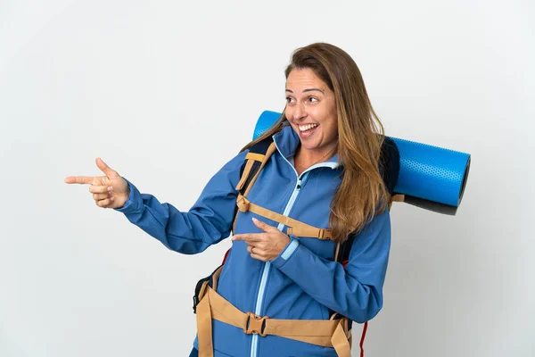 Mujer Montañista Mediana Edad Con Una Gran Mochila Sobre Fondo —  Fotos de Stock