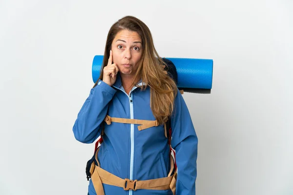 Mulher Montanhista Meia Idade Com Uma Grande Mochila Sobre Fundo — Fotografia de Stock