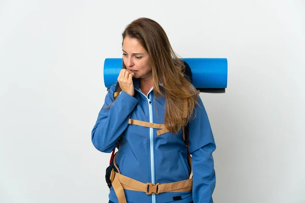 Middle Age Mountaineer Woman Big Backpack Isolated Background Having Doubts — Stock Photo, Image