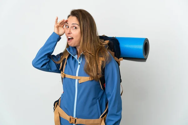 Mujer Montañista Mediana Edad Con Una Gran Mochila Sobre Fondo —  Fotos de Stock