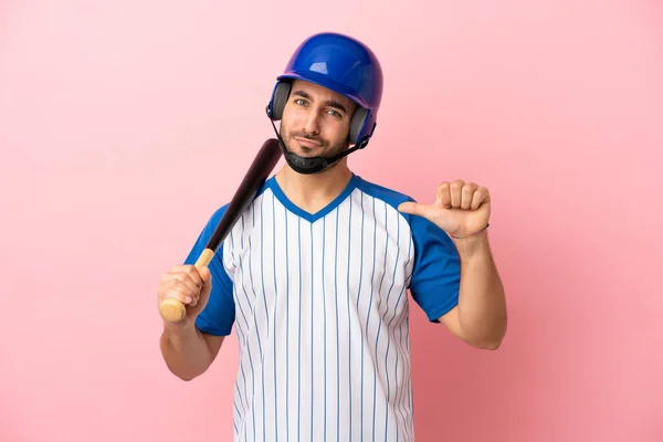 Jogador Beisebol Com Capacete Morcego Isolado Fundo Rosa Orgulhoso Auto — Fotografia de Stock
