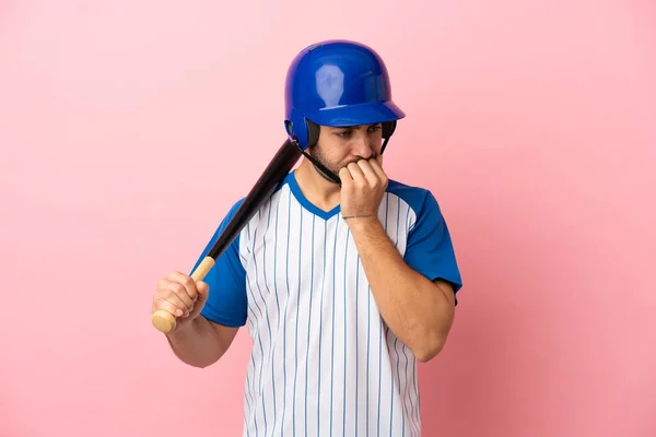 Baseball Hráč Helmou Pálkou Izolované Růžovém Pozadí Pochybnostmi — Stock fotografie