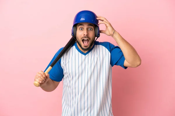 Baseball Hráč Helmou Pálkou Izolované Růžovém Pozadí Překvapivým Výrazem — Stock fotografie