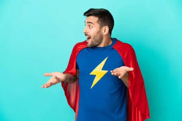 Super Hero Hombre Caucásico Aislado Sobre Fondo Azul Con Expresión — Foto de Stock