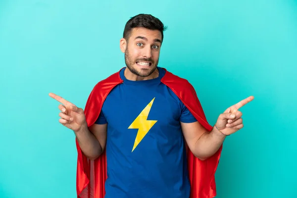 Super Héroe Caucásico Hombre Aislado Sobre Fondo Azul Señalando Dedo — Foto de Stock