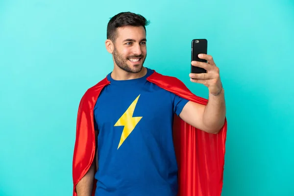 Super Eroe Uomo Caucasico Isolato Sfondo Blu Facendo Selfie — Foto Stock