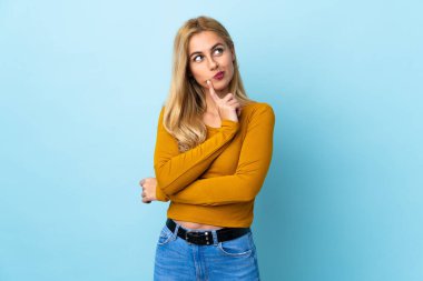 Genç Uruguaylı sarışın kadın soyutlanmış mavi bir geçmişi var.