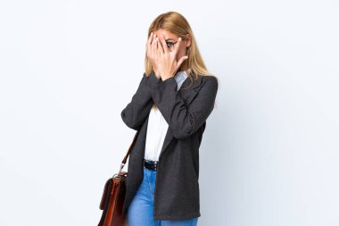 İş kadını Uruguaylı kadın izole beyaz arka planda gözleri örtüyor ve parmaklarından bakıyor