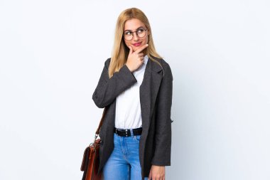 İş dünyası Uruguaylı kadın izole beyaz arka plan bir fikir düşünüyor