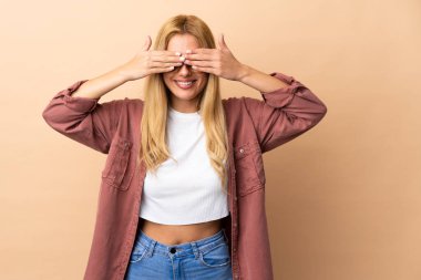 Genç Uruguaylı sarışın kadın soyutlanmış arka planda gözlerini kapatıyor ve gülümsüyor.