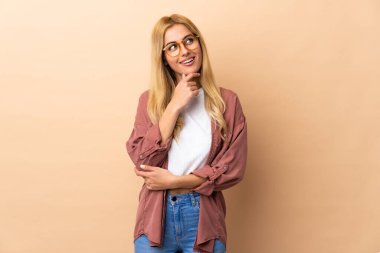 Genç Uruguaylı sarışın kadın izole edilmiş bir geçmişi var.