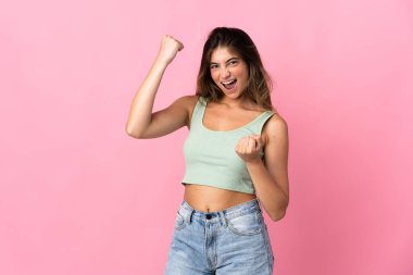 Pembe arka planda izole edilmiş beyaz bir kadın zaferi kutluyor.