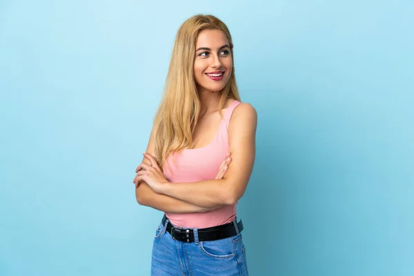 Jovem Mulher Loira Uruguaia Sobre Fundo Azul Isolado Olhando Para — Fotografia de Stock