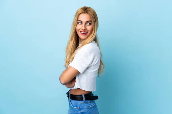 Jeune Femme Blonde Uruguayenne Sur Fond Bleu Isolé Regardant Vers — Photo