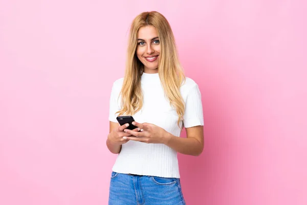 Jovem Loira Uruguaia Sobre Fundo Rosa Isolado Enviando Uma Mensagem — Fotografia de Stock