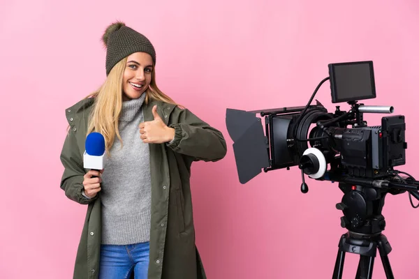 Reporter Femme Tenant Microphone Rapportant Des Nouvelles Sur Fond Rose — Photo