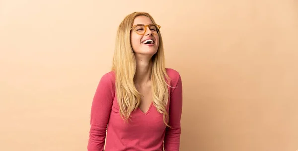 Junge Uruguayische Blonde Frau Über Isolierten Hintergrund Lacht — Stockfoto