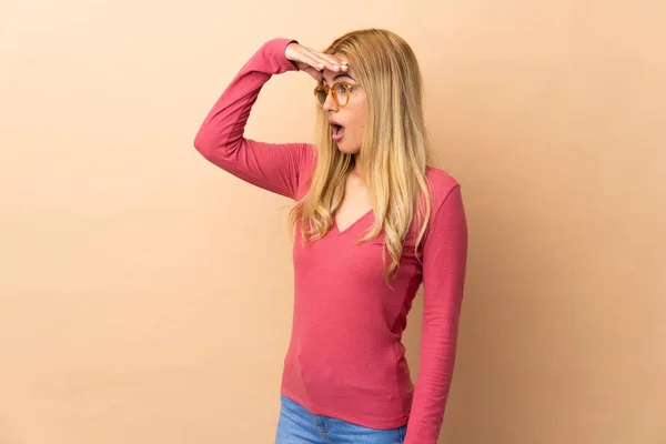 Young Uruguayan Blonde Woman Isolated Background Surprise Expression While Looking — Stock Photo, Image