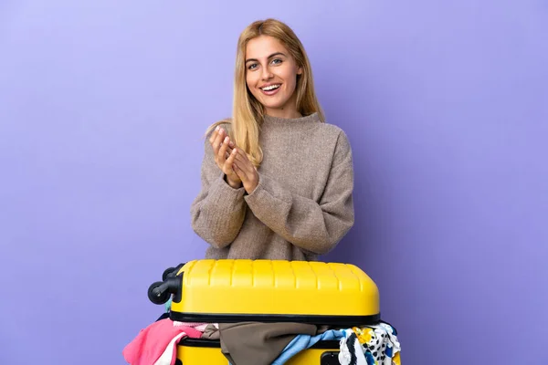 Молода Уругвайська Блондинка Валізою Одягом Над Ізольованою Фіолетовою Стіною Аплодуючи — стокове фото