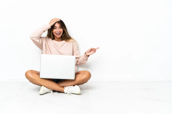 Giovane Donna Con Computer Portatile Seduto Sul Pavimento Isolato Sfondo — Foto Stock