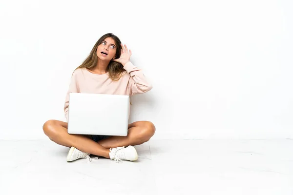 Νεαρή Γυναίκα Ένα Φορητό Υπολογιστή Που Κάθεται Στο Πάτωμα Απομονωμένη — Φωτογραφία Αρχείου